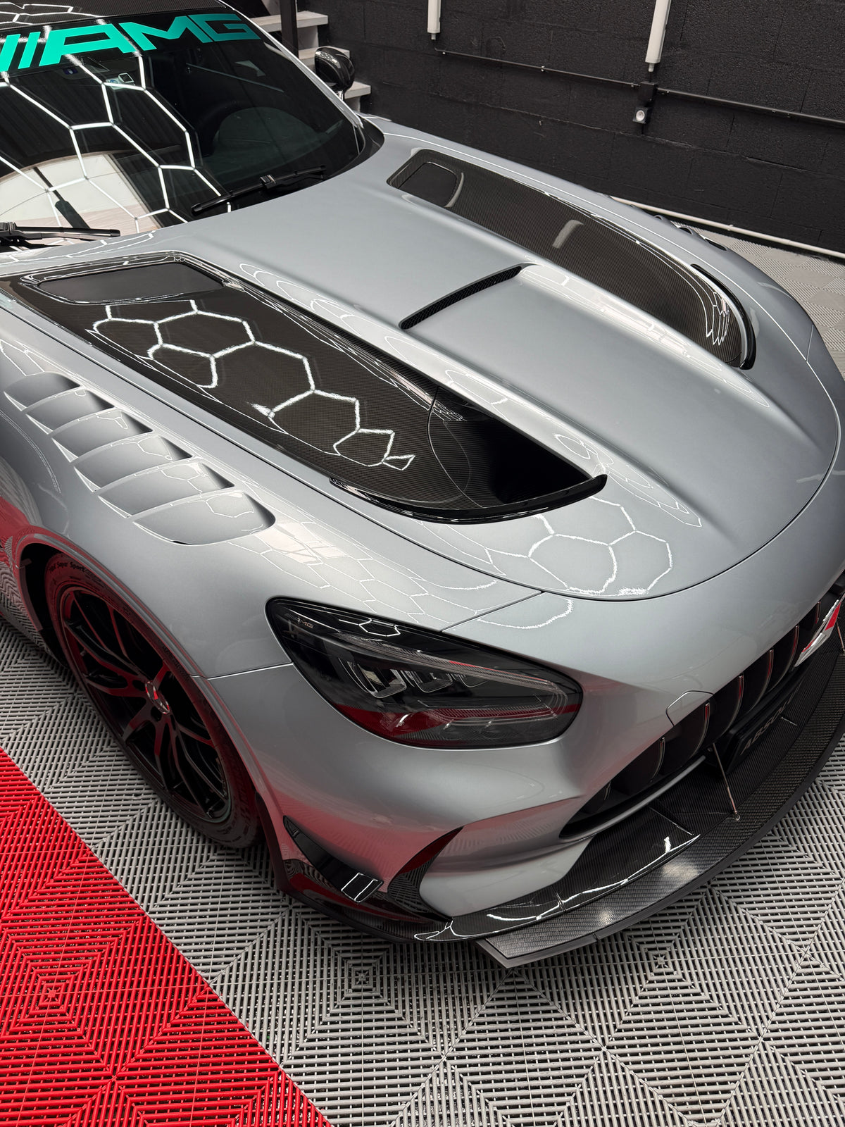 Voiture en finition dans l’atelier Absolut Detail à Bénouville, près de Caen